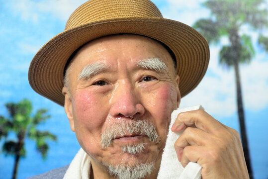 汗の噴き出る老人の表情