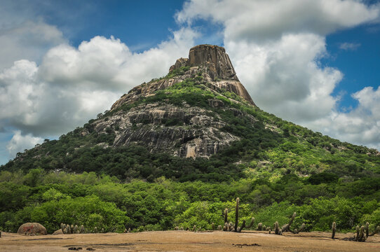 Serrote dos Picos que fica nas margens da CE-176 - SANTA QUITERIA - CE