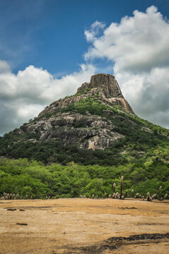 Serrote dos Picos que fica nas margens da CE-176 - SANTA QUITERIA - CE