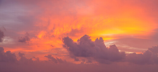 Fototapeta premium A beautiful sunset sky filled with vivid colors and soft clouds creates a stunning scenic backdrop at dusk.