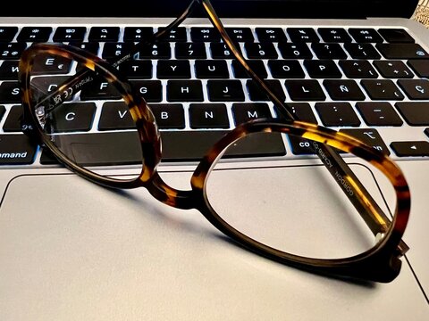 Gafas de lectura sobre teclado de ordenador port&aacute;til