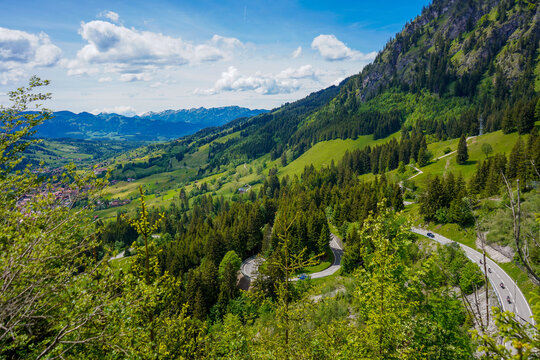 Kurvenreiche Passstra&szlig;e am Oberjochpass nahe Bad Hindelang und Oberjoch im Allg&auml;u mit beeindruckendem Bergpanorama