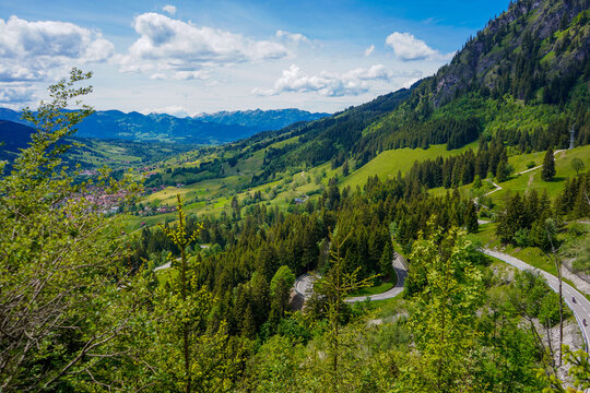 Eindrucksvolle Serpentinen am Oberjochpass bei Bad Hindelang mit Blick &uuml;ber die Allg&auml;uer Alpen