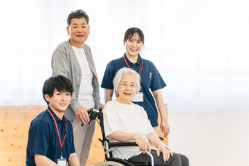 Fototapeta premium Senior women and couples in wheelchairs, and male and female occupational therapists and physical therapists.