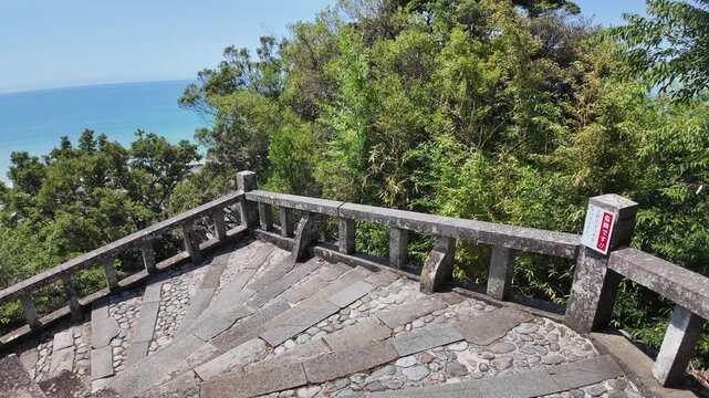 国宝・久能山東照宮へと続く1159段の厳しい石段 表参道の急な階段と石垣 静岡の歴史ある風景 動画素材 4K