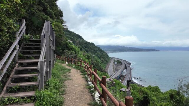 薩埵峠から望む駿河湾と日本の交通大動脈 海岸線を走る高速道路と鉄道 パン