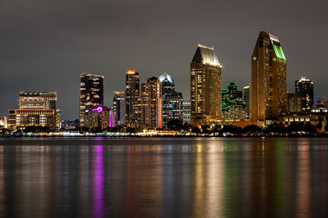 Obraz premium Night Skyline Reflections on Waterfront