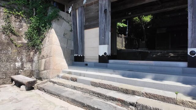 国宝・久能山東照宮へと続く1159段の厳しい石段 表参道の急な階段と石垣 静岡の歴史ある風景