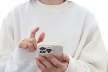 スマートフォンを操作する女性の手元 © webbiz