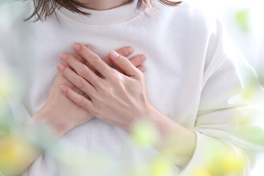 胸に手を当てる女性　不安