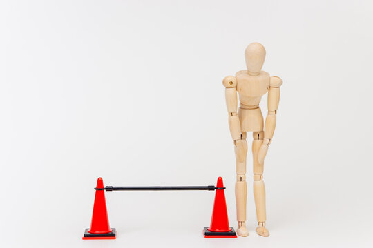 バリケードの横でお辞儀する人形