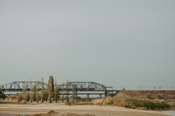 Fototapeta premium a train going over a railway bridge