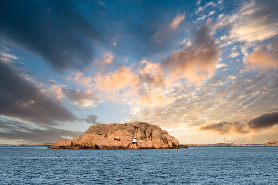 Humles&auml;cken rock formation off Lysekil in Bohusl&auml;n, Sweden, at edge of St&aring;ngehuvud nature reserve on Skagerrak coast in warm sunset light