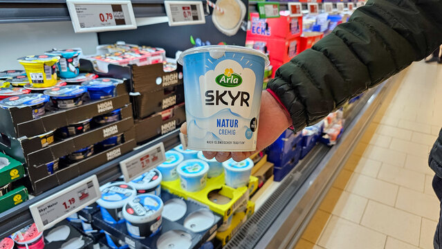 Menden, North Rhine-Westphalia, Germany &ndash; March 29, 2026. Hand holding Arla Skyr yogurt in a grocery store.