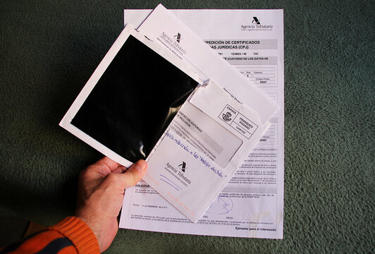 Sobre de Hacienda negro AEAT con notificaci&oacute;n y carta administraci&oacute;n multa, infracci&oacute;n e inspecci&oacute;n delito fiscal