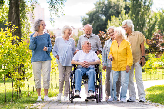 Group of happy senior friends meeting outdoors at the park, concepts about elderly, lifestyle and quality of life