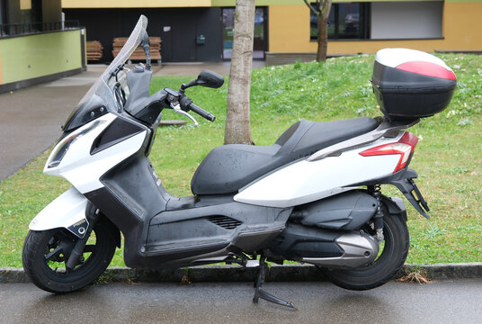 Auf Trottoir Parkiertes Maxi-Scooter Motorrad Marke Kymco Downtown, Z&uuml;rich 29 M&auml;rz 2026