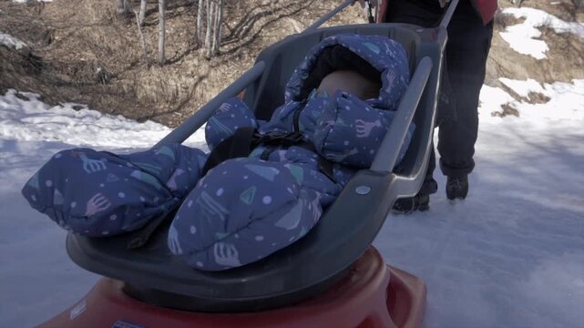 b&eacute;b&eacute; dans une poucette luge