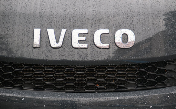 Iveco Schriftzug auf Iveco Nutzfahrzeuge Kleintransporter Motorhaube, Z&uuml;rich 29 M&auml;rz 2026