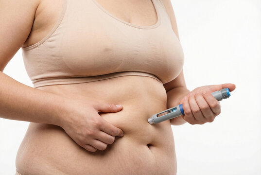 Close-up de mulher com sobrepeso aplicando inje&ccedil;&atilde;o subcut&acirc;nea no abd&ocirc;men. Tratamento de obesidade, controle de peso e diabetes com caneta injetora de GLP-1