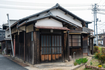 日本の岡山県倉敷市児島の古くてとても美しい建物 © 仁 藤原