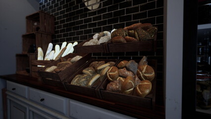 Obraz premium A display case filled with a variety of bread types, showcasing the extensive selection available.