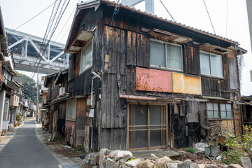日本の岡山県倉敷市児島の古くてとても美しい建物 © 仁 藤原