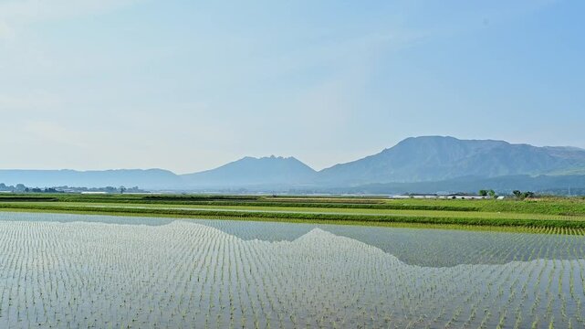 大地と空が溶け合う、静寂のシンメトリー。
「穏やかな水面に映り込む稜線の美しさが、癒やしの空間を演出します。」
阿蘇市内牧
A serene symmetry where the earth and sky merge.