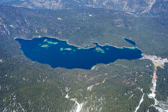 Der Eibsee von obenEibsee, Bayern, Zugspitze, Grainau, Zugspitzbahn, Garmisch, Wettersteingebirge, See, Berge, Alpen, Wasser, Panorama, Touristen, Sehensw&uuml;rdigkeit, Urlaub, Ausflug, Wanderungen