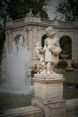 Fototapeta premium Figuren aus dem Märchen Brüderchen und Schwesterchen am Märchenbrunnen von 1913 im beliebten Volkspark Friedrichshain in Berlin