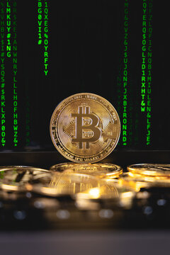 Un tas de pi&egrave;ces bitcoin avec un arri&egrave;re plan, des lignes de code, symbolisant la blockchain.