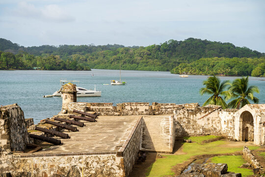 Vue sur la baie depuis le fort de Portobelo et ses canons, Panama