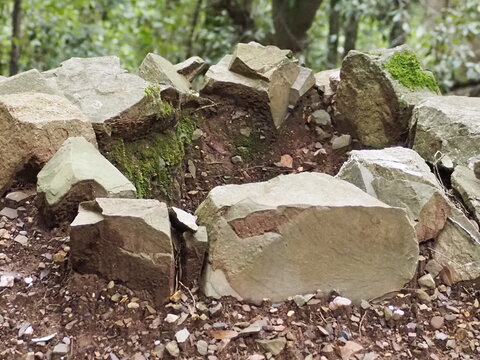 chimenea de una antigua carbonera para facilitar la combusti&oacute;n de los troncos de madera, Parque Nacional de Poblet, Tarragona, Catalu&ntilde;a, Espa&ntilde;a, Europa