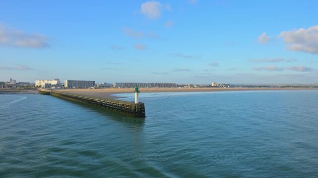 Lange Pier f&uuml;hrt zu Geb&auml;uden entlang der K&uuml;ste unter blauem Himmel, Sommer, Hafen, Calais, Pas de Calais, &Auml;rmelkanal, Nordfrankreich, Frankreich