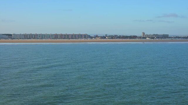 K&uuml;stenstadt mit modernen Geb&auml;uden unter blauem Himmel und ruhigem Meer, Sommer, Hafen, Calais, Pas de Calais, &Auml;rmelkanal, Nordfrankreich, Frankreich