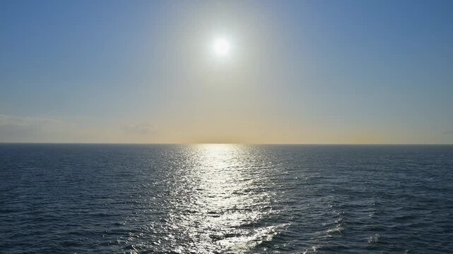 Sonniger Himmel &uuml;ber dem weiten Meer mit Lichtreflexion im Wasser, Sommer, &Auml;rmelkanal, Dover, Kent, England, Gro&szlig;britannien