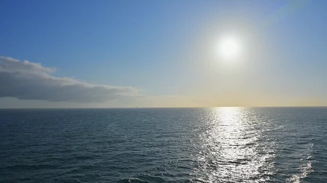 Sonniger Himmel &uuml;ber dem weiten Meer mit Lichtreflexion im Wasser, Sommer, &Auml;rmelkanal, Dover, Kent, England, Gro&szlig;britannien