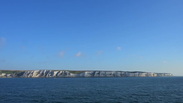 Klippen entlang der K&uuml;ste unter einem blauen Himmel, ruhiges blaues Meer, Sommer, Kreidefelsen, &Auml;rmelkanal, Dover, Kent, England, Gro&szlig;britannien
