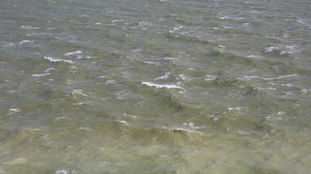 Nahaufnahme des Meeres zeigt die dynamische Bewegung der Wellen und ihre gr&uuml;nlichen T&ouml;ne, Sommer, &Auml;rmelkanal, Dover, Kent, England, Gro&szlig;britannien