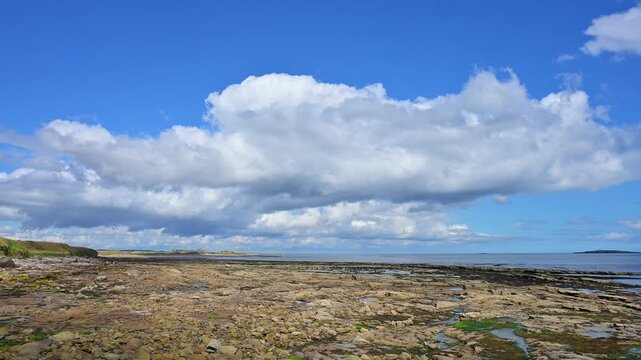 Felsiges K&uuml;stengebiet mit Blick auf das Meer unter einem bew&ouml;lkten Himmel, Seahouses, Northumberland, England, Gro&szlig;britannien