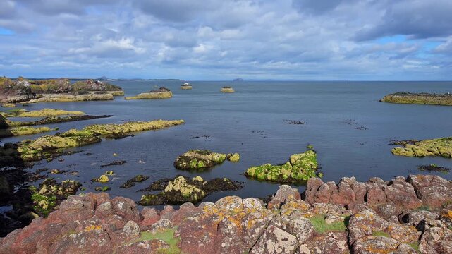 Eine raue Felsk&uuml;ste mit Blick auf das Meer unter einem bew&ouml;lkten Himmel, Dunbar, East Lothian, Schottland, Vereinigtes K&ouml;nigreich, Gro&szlig;britannien