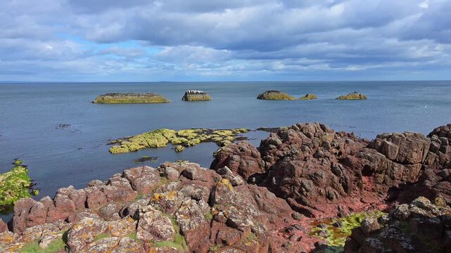 Eine raue Felsk&uuml;ste mit Blick auf das Meer unter einem bew&ouml;lkten Himmel, Dunbar, East Lothian, Schottland, Vereinigtes K&ouml;nigreich, Gro&szlig;britannien