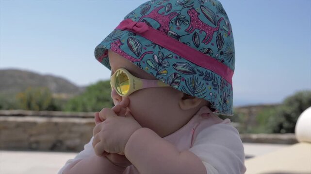 B&eacute;b&eacute; en vacance avec bob et lunette de soleil
