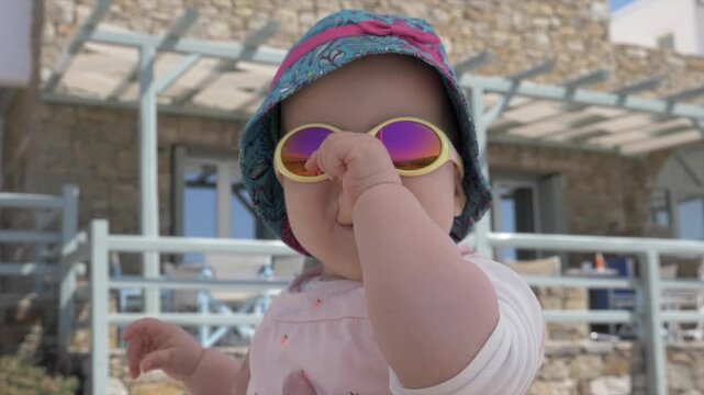 B&eacute;b&eacute; en vacance avec bob et lunette de soleil