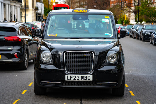 Black Cab EV Taxi, LEVC TX, London Electric Vehicle Company, Hackney Carriage, Notting Hill, Kensington Park Road, England, UK &ndash; March 2026