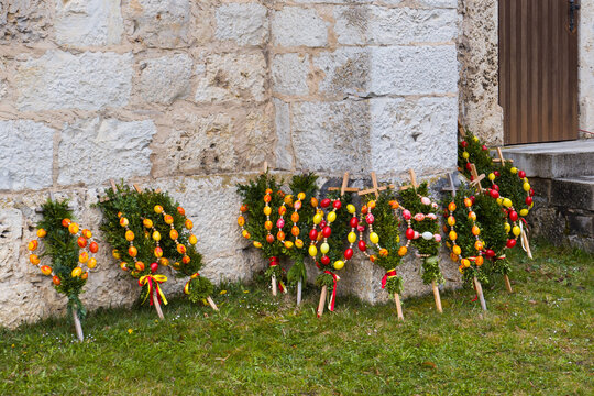 Palmst&ouml;cke am Palmsonntag vor der Mauritiuskirche in Neufra (Hohenzollern)