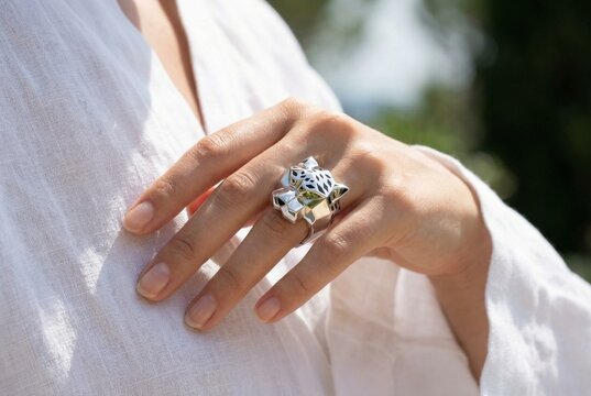 Bague or blanc forme de guepard