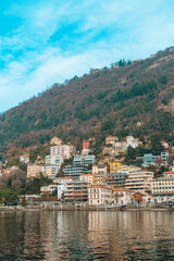 Naklejka premium Como Lake shoreline with hillside town buildings