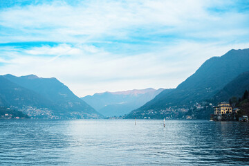 Naklejka premium Como Lake with mountains and villa