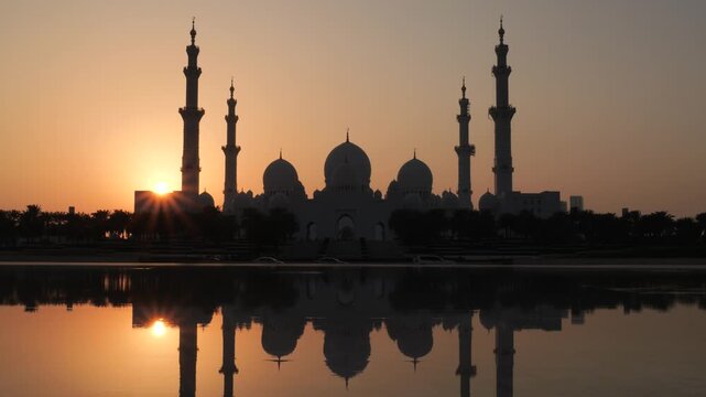 Sunset view of Sheikh Zayed Grand Mosque in Abu Dhabi, United Arab Emirates